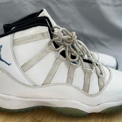 Jordan 11 Retro Low Legend Blue Size 5.5Y Or Size 7 woman’s 