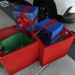 FREE LARGE FAKE CHRISTMAS DECOR