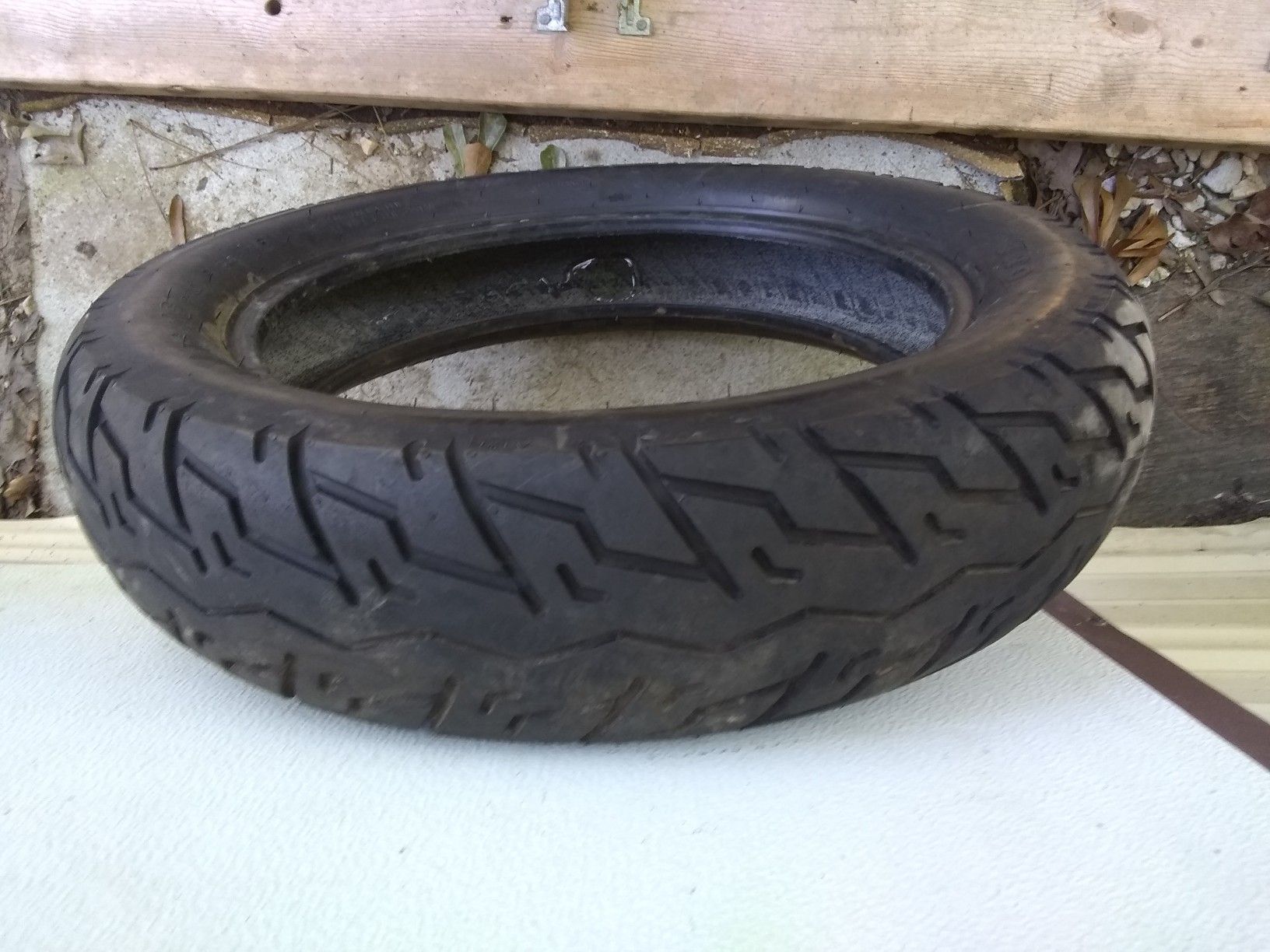 Motorcycle tire