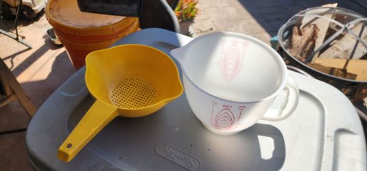 Vintage  Tupperware strainer and messure mixing bowl