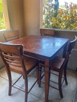 Free dining table