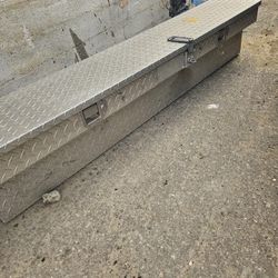 Truck Bed Rail-To-Rail Tool Box

(Caja de herramientas de riel a riel para caja de camioneta)