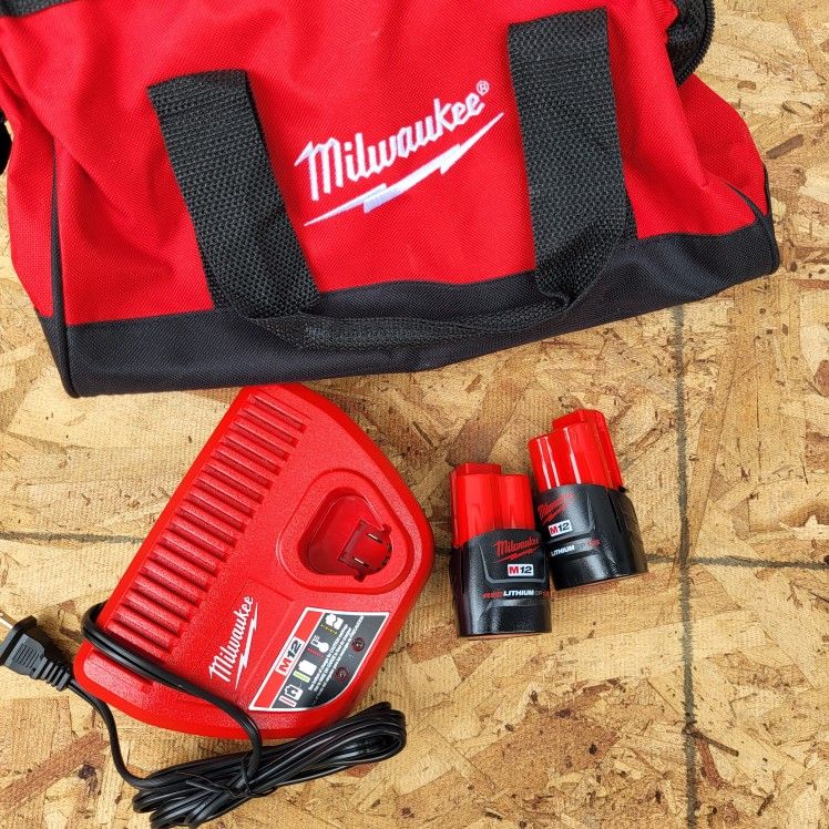 Milwaukee M12 12 Volt Lithium Ion 2 batteries charger and bag.
