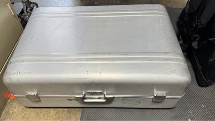 vintage Zero Halliburton Centurion Elite aluminum attache/carrying case. 29”x 20”x 10”