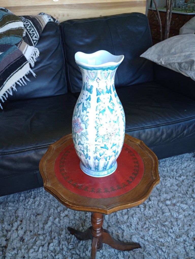 Vintage Chinese Porcelain Vajxhall Vase
