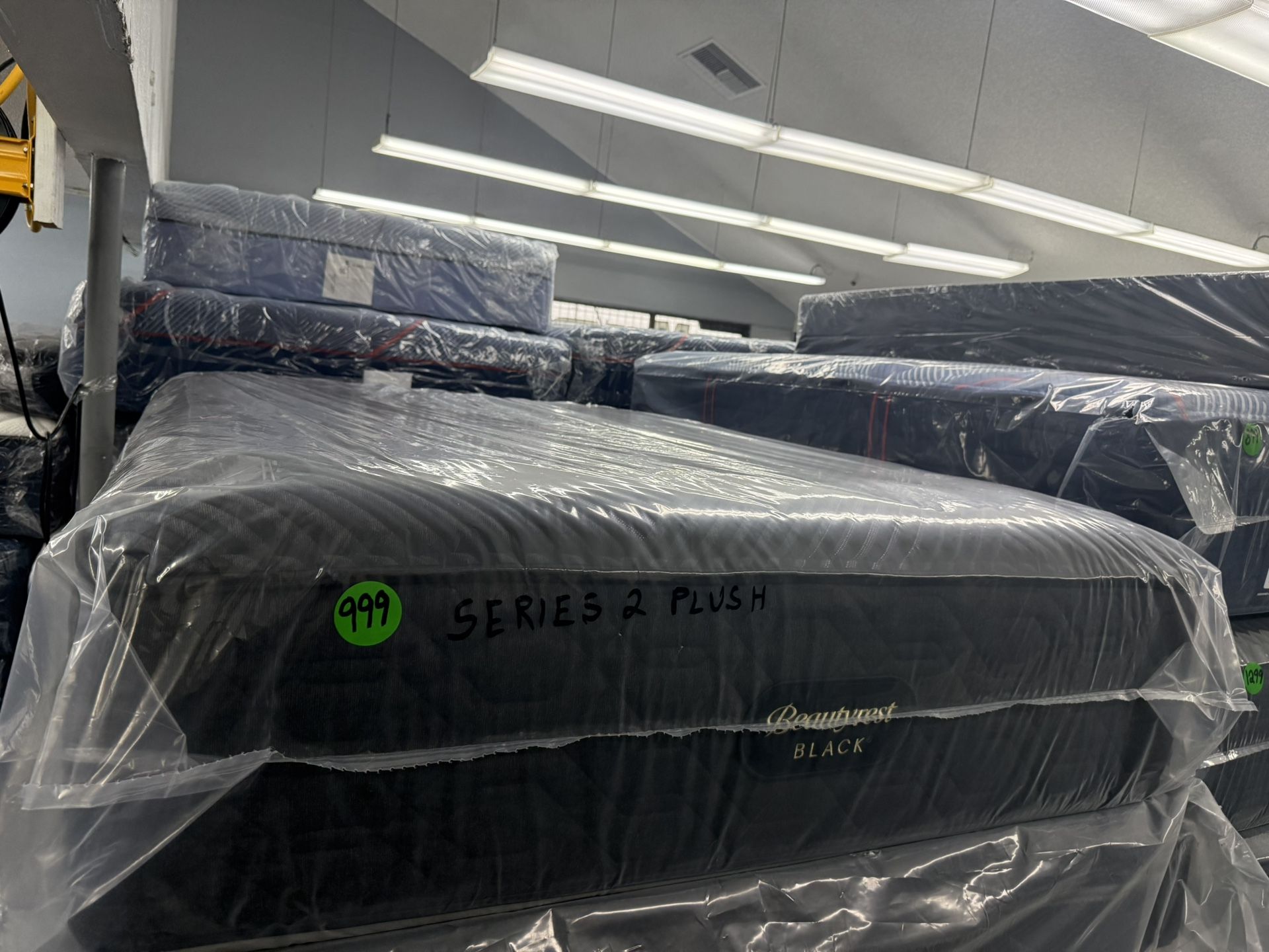 FULL SIZE SIMMONS BEAUTYREST BLACK SERIES 2 (PLUSH) MATTRESS & BOX SPRING BED SET