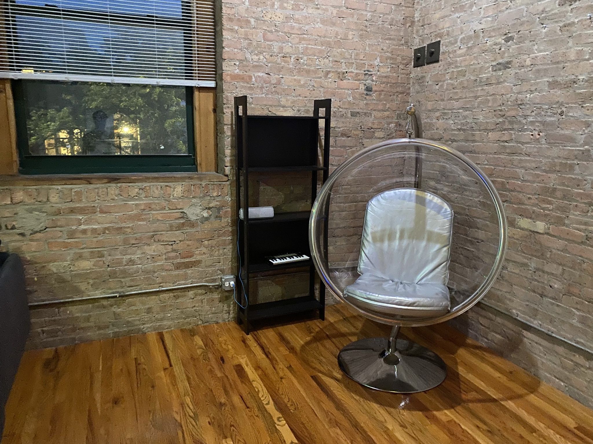 HANGING BUBBLE CHAIR 