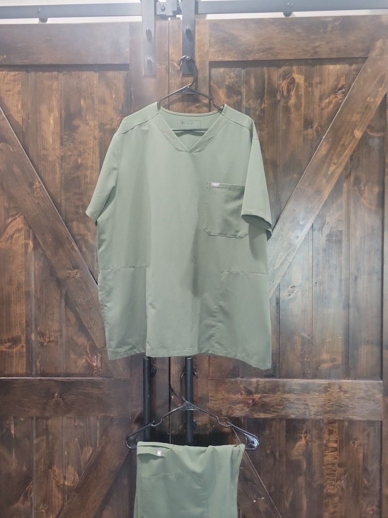 Men's FIGS Scrub Set - Like NEW
