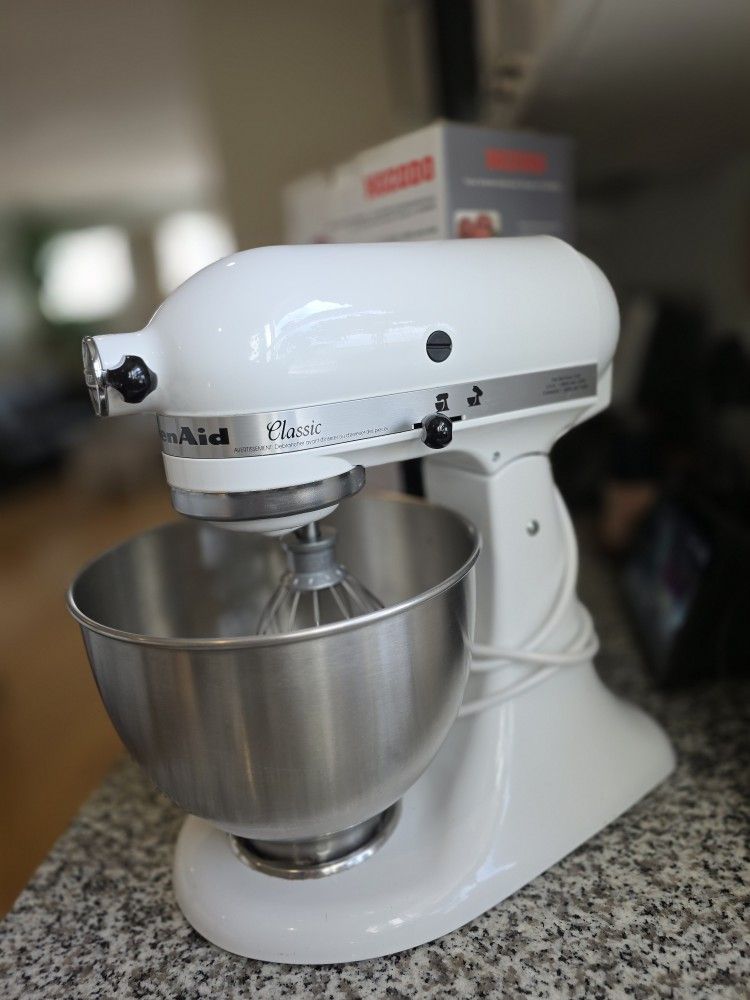 White Kitchen Aid 4.5 Quart Tilt-Head Stand Mixer