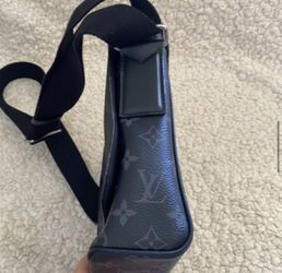 Louis Vuitton Men Cross Body bag for Sale in Hollywood, FL - OfferUp