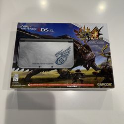 Nintendo New 3DS XL Monster Hunter 4 Ultimate Edition Handheld Silver/Black