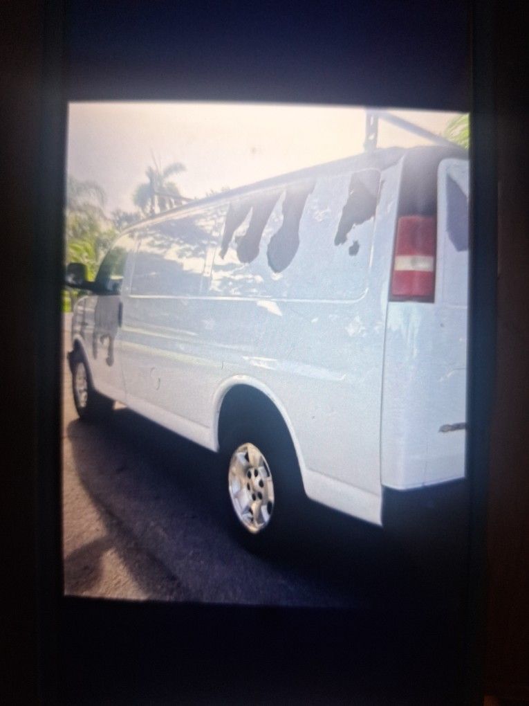 Chevy express van two thousand seven