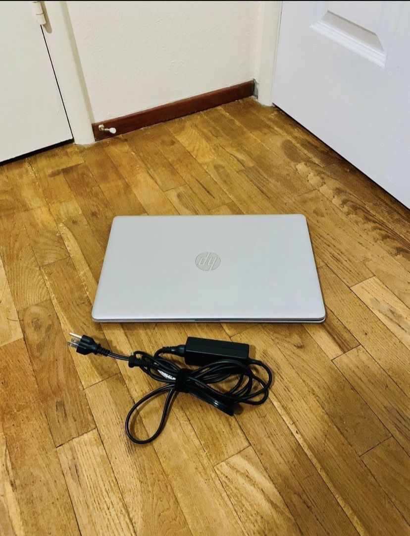 Laptop Hp Touchscreen 15’6 inches, i5 , DVD-RW , new Batteries + Charger.