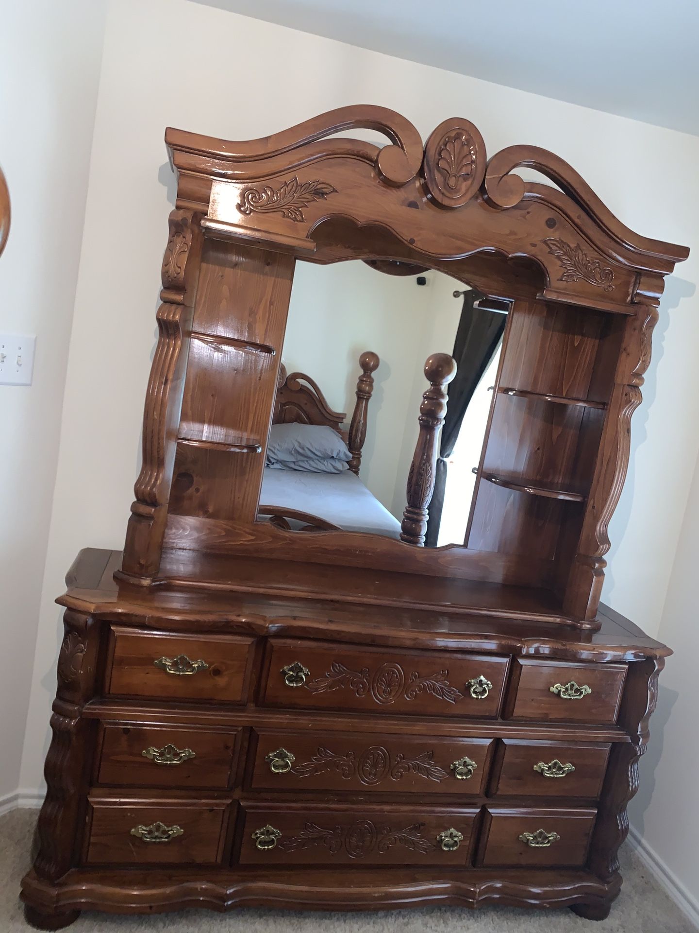Luxurious Solid Wood 5-Piece Queen Bedroom Set; MUST HAVE