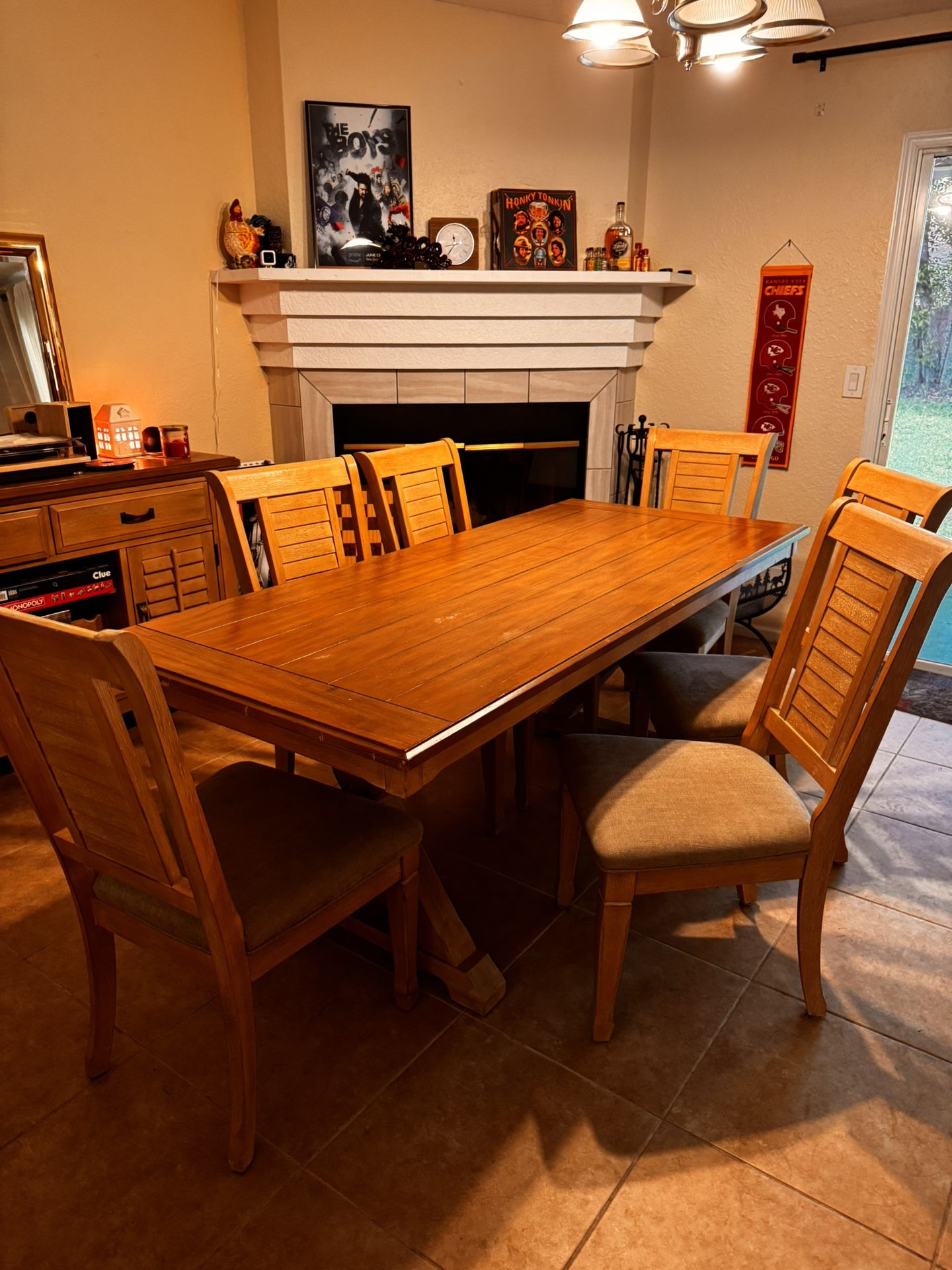 Farm Style Table With Breakfasf Nook