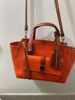 Dooney & Bourke purse, Authentic Excellent condition, medium size