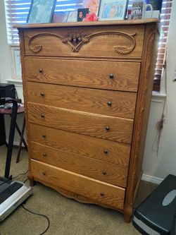 Beautiful Vintage 6-Drawer Dresser – Hand-Carved Details – Lots of Storage $250 OBO