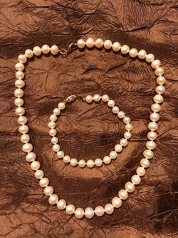 Genuine l pearls set(necklace and bracelet)