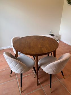 DINING TABLE & CHAIRS
