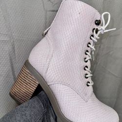 Women 7.5 Boots 