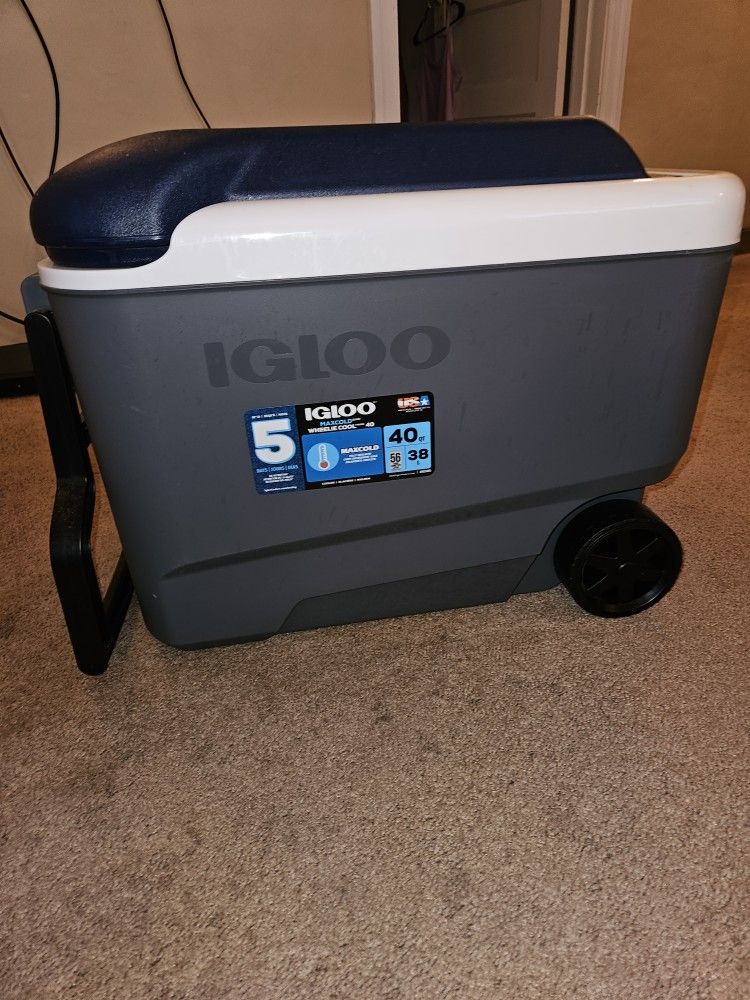 Igloo 40 quart cooler on wheels