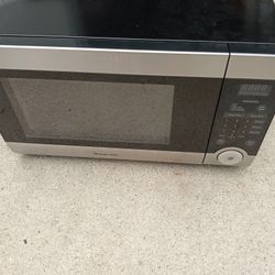Magic Chef 1.1 Cu. Ft. Countertop Microwave Oven with Owners Manual Black  Van Nuys