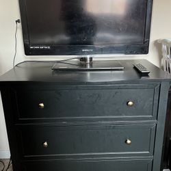 HANNspree TV with 3 Drawer Dresser