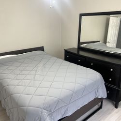 Bedroom Set (Queen Bed Dresser And Mirror)