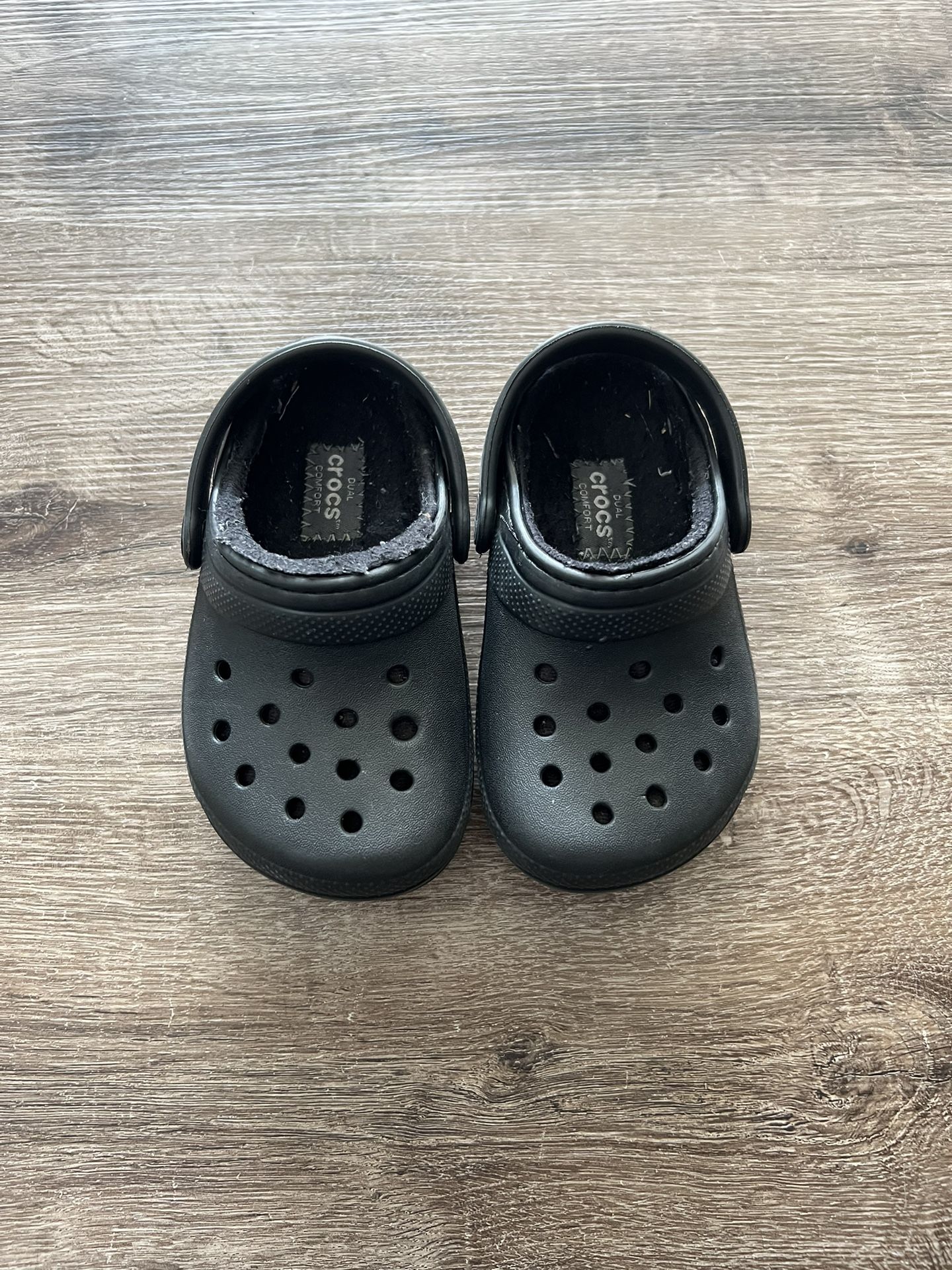 Toddler Fur Lined Crocs (Size: 7c) for Sale in Modesto, CA - OfferUp