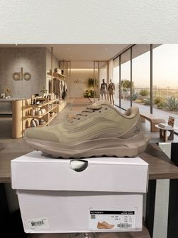 Alo Runner Sneakers in Gravel