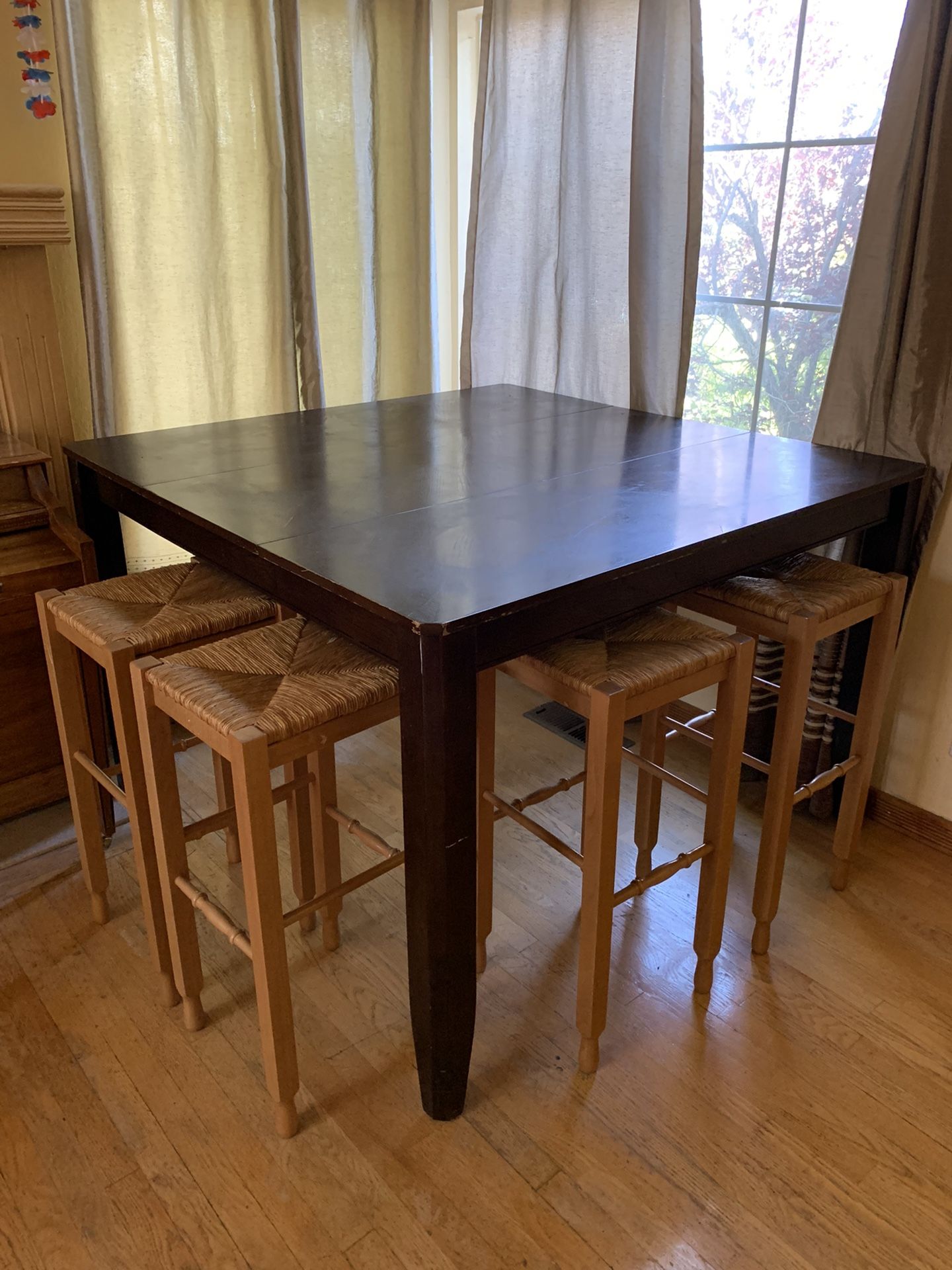 Haddigan Extendable Dining Table With 4 Bambino Stools
