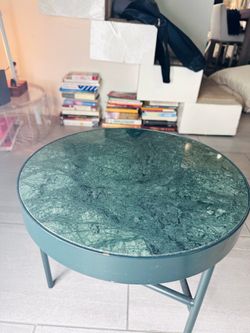 Round coffea table in marble on top