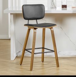 Set of 2 barstools new in box $80