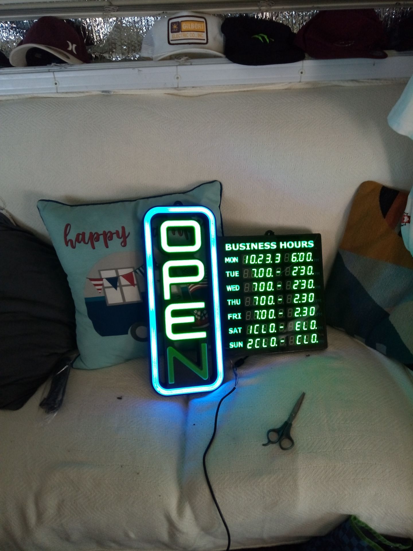 Open sign w business hours