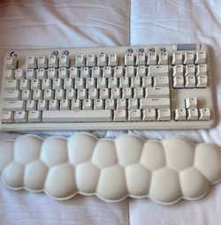 Logitech Keyboard & Cloud Wrist Rest
