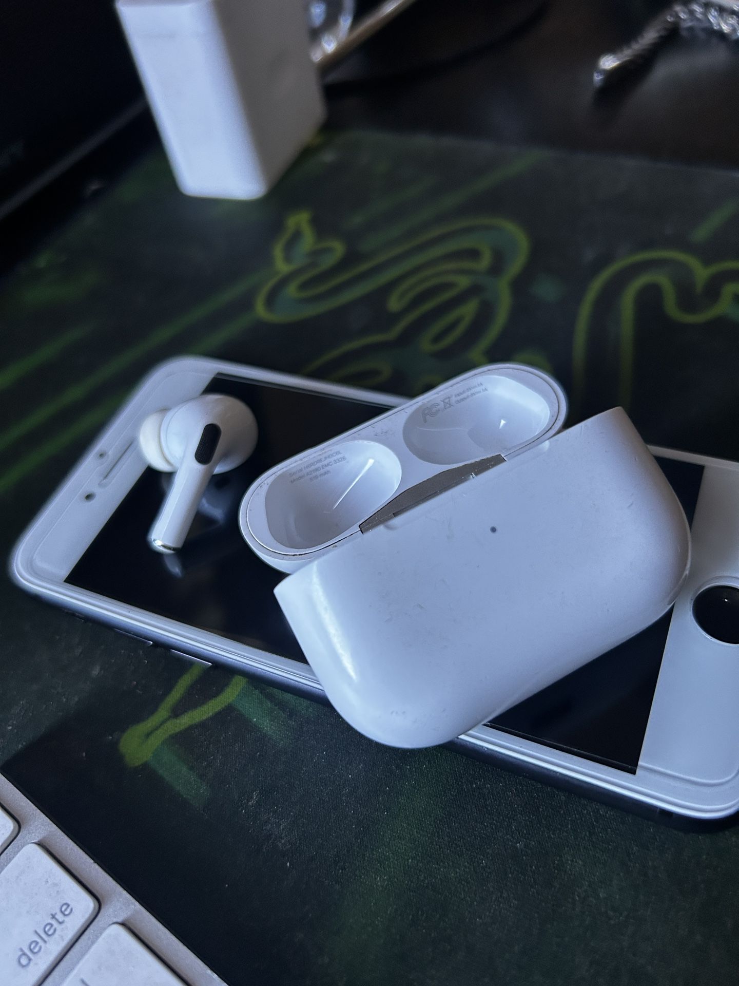 IPhone SE 2nd Generation 64gb And Apple AirPods Pro