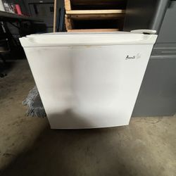 Mini fridge 