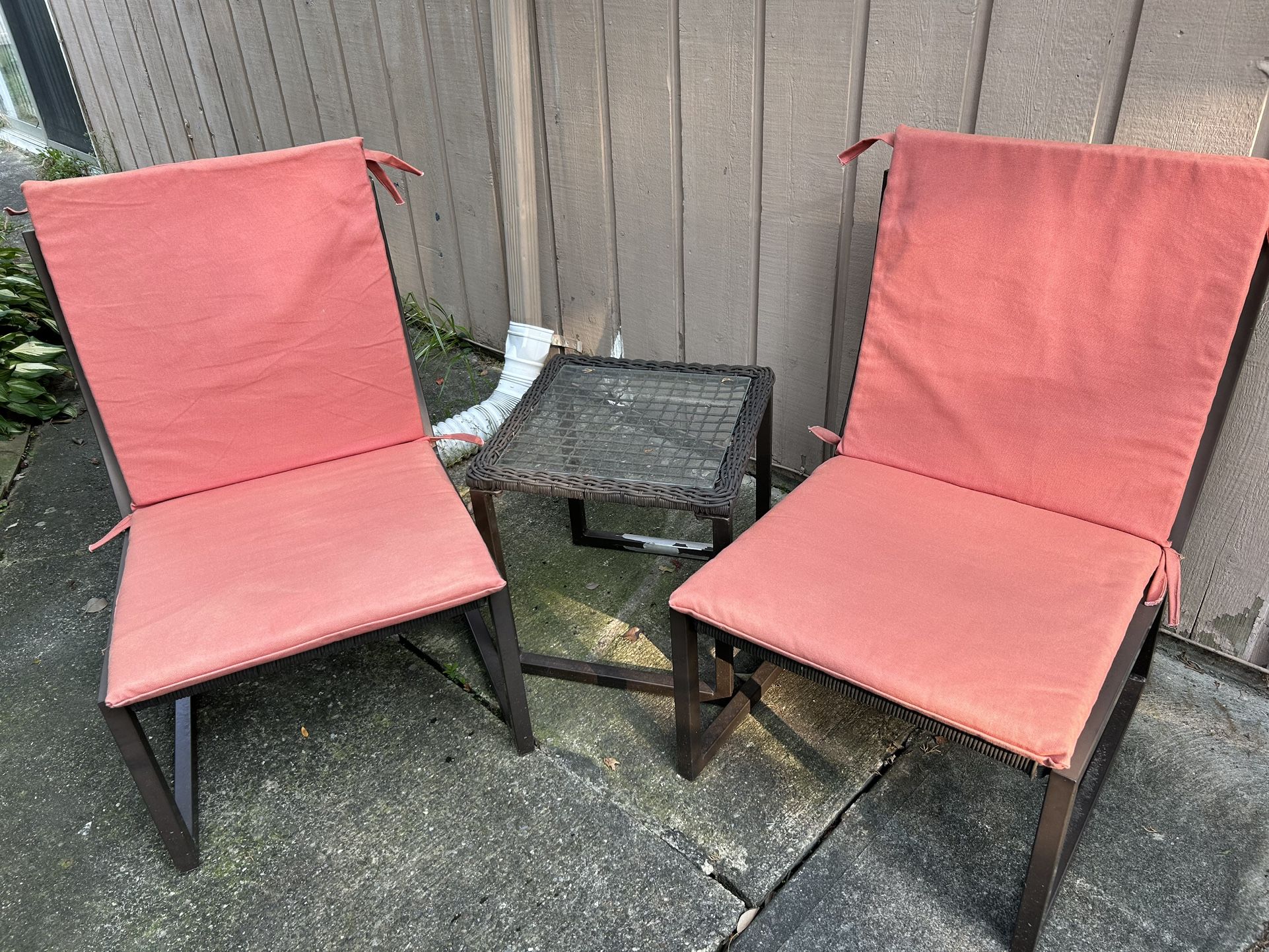 (set)tow Chair and Table