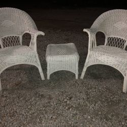 Wicker chairs & table 