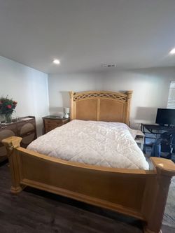 CalKing Bedroom Set 4-Piece Solid Wood Light Oak / Honey Finish