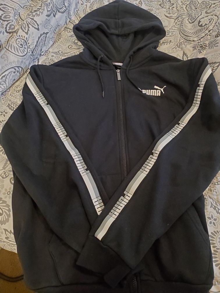 Brand new puma sweater, size large 20$