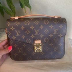 Louis Vuitton LV Pochette Metis Great Condition