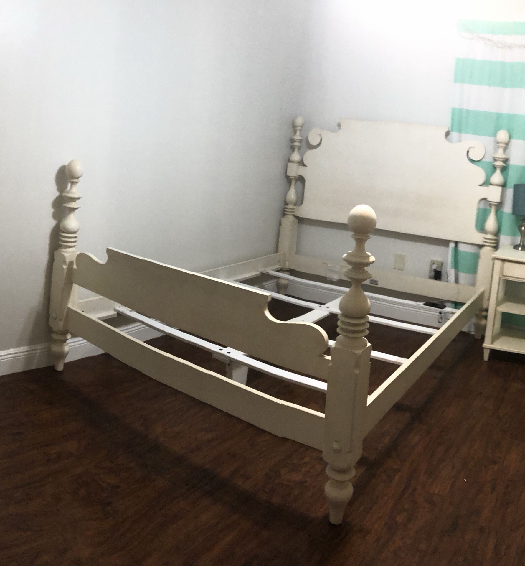 Ethan Allen Quincy QUEEN size bed in vintage white