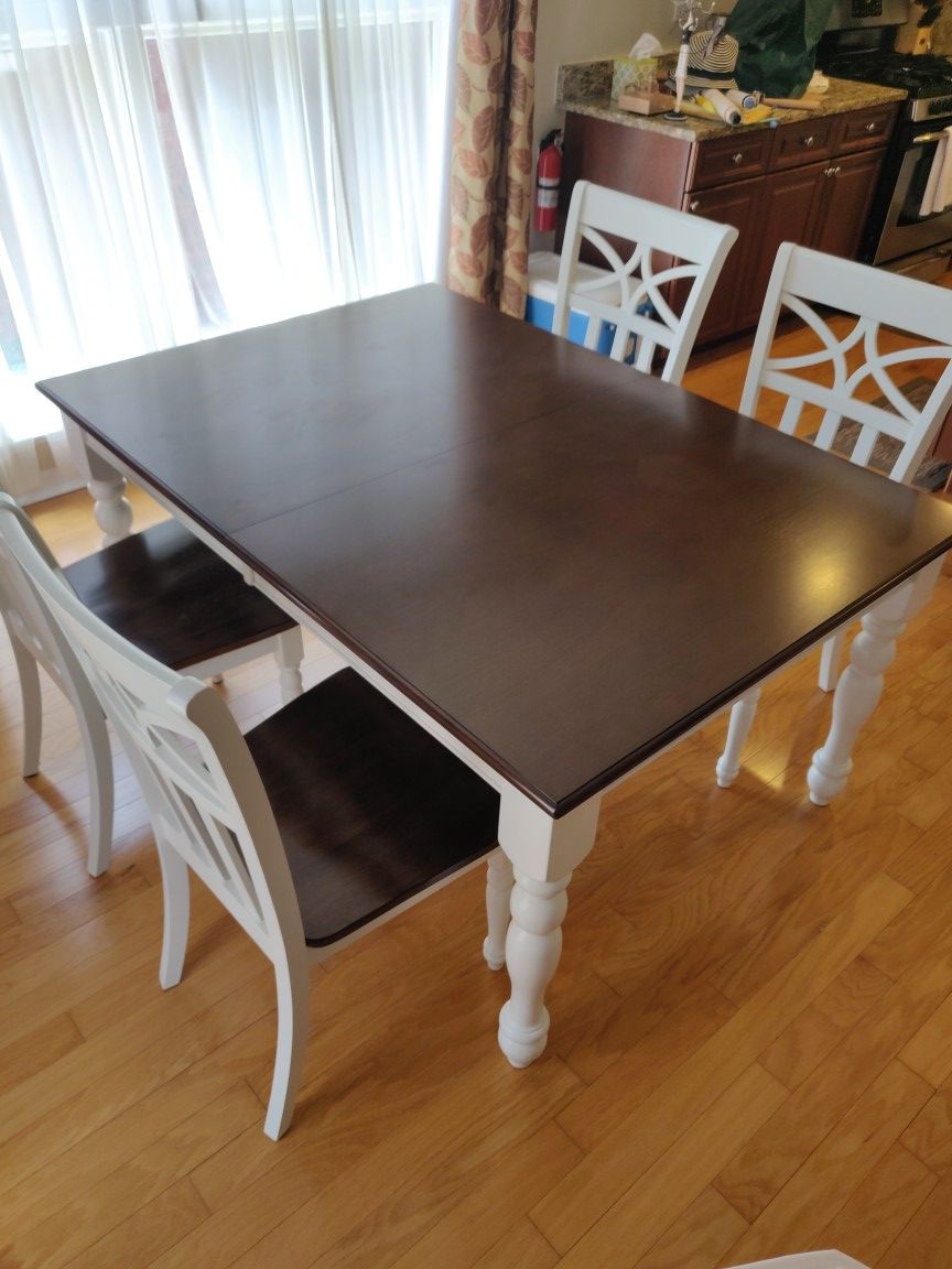 Beautiful Dining Table w/ 4 chairs (Like New!)