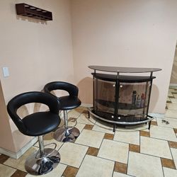 BAR GLASS 52" WIDE X 42" TALL WITH STOOLS SET,FOR SALE ALL TOGETHER CURVE BAR,LEATHER ADJUSTABLE STOOLS NICE AND CLEAN LUXURY DESIGN IF SOMEBODY INTER
