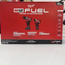 Milwaukee M12 Drill Set