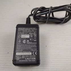 Sony AC-L200B OEM Genuine AC Power Adapter 8.4V 1.7A Used