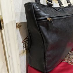 COACH  VINTAGE  BLACK  LEATHER  LARGE SHOULDER HANDBAG. 