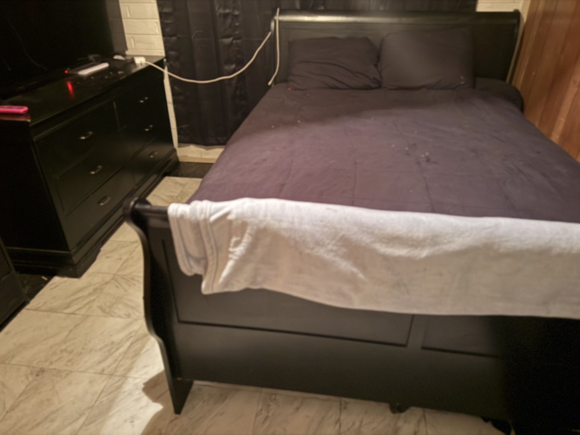 Queen Frame And Dresser 