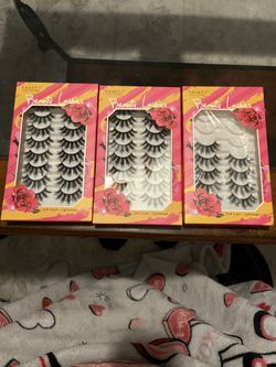 2 1/2 Packages Of Eyelashes 